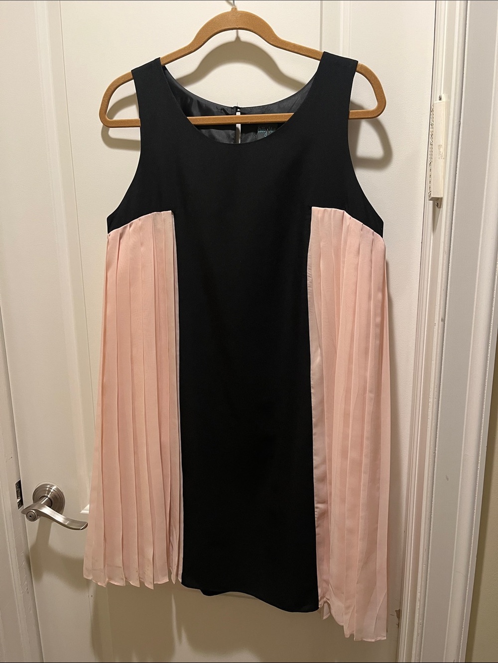 Gabby Skye black/pink pleated sides chiffon babydoll party dress. Size 10